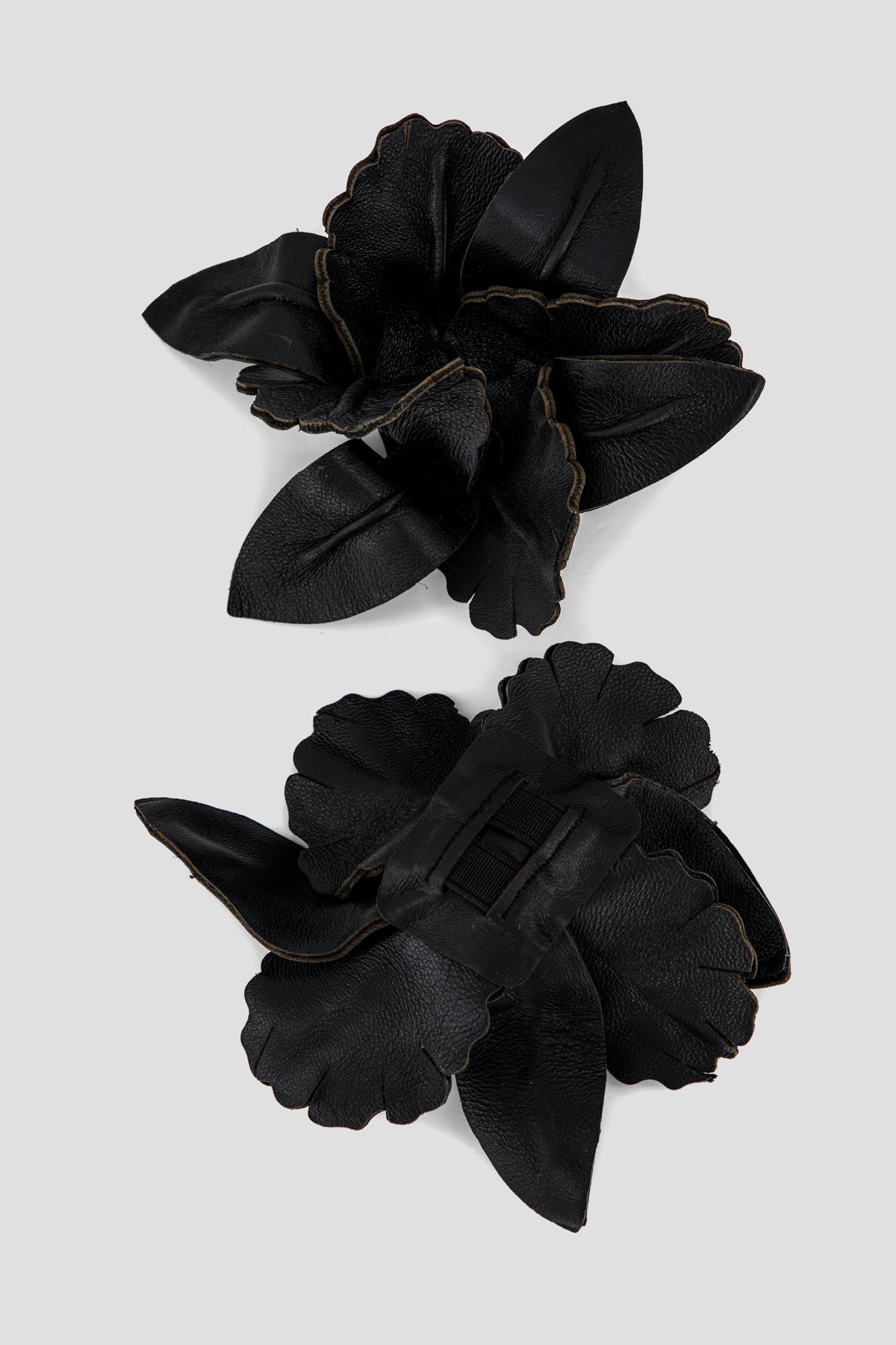 IRIS flower leather brooch _ black