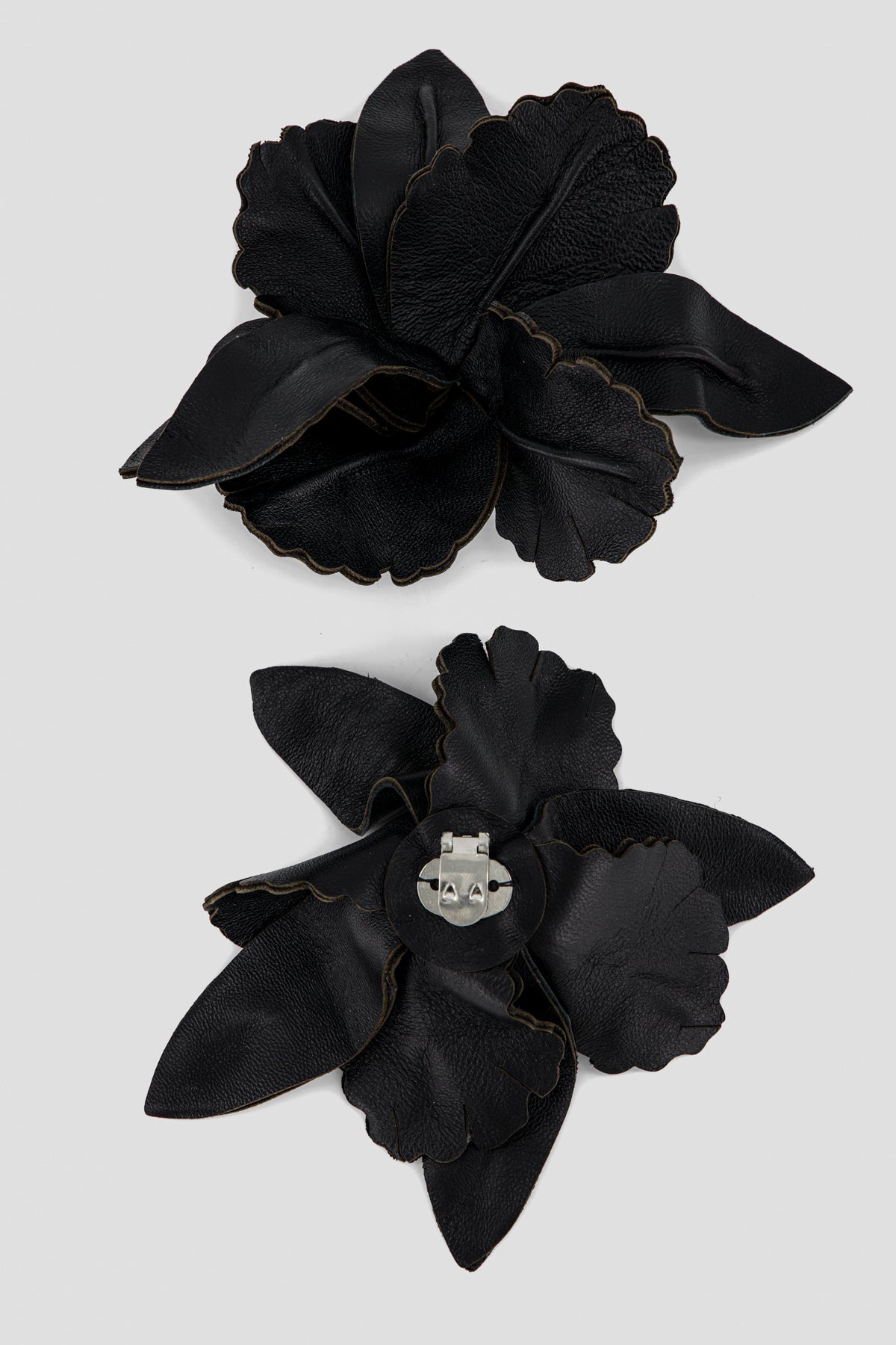 IRIS flower leather brooch _ black