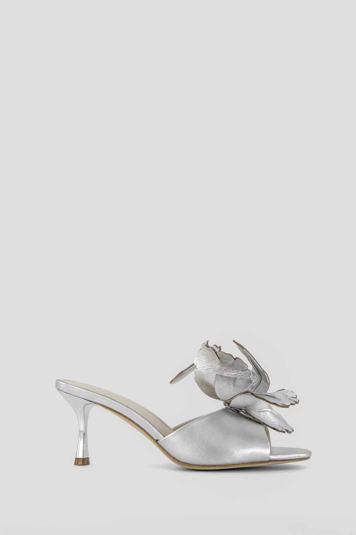 Removable flower shoe clip